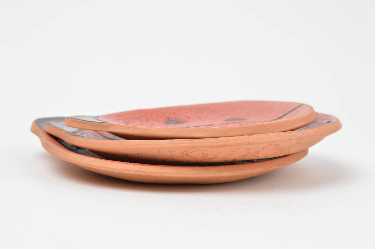 Schönes originelles rotes handgemachtes Teller Set aus Keramik mit Bemalung foto 3
