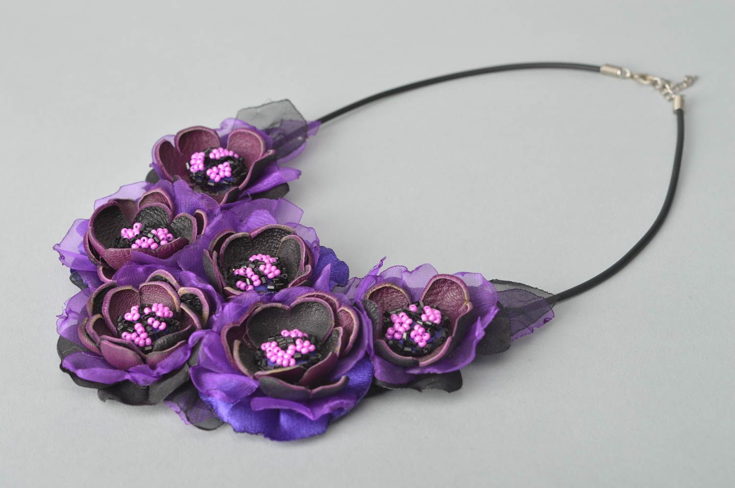 Collier fleurs violettes Bijou fait main en cuir et soie Cadeau pour femme photo 3