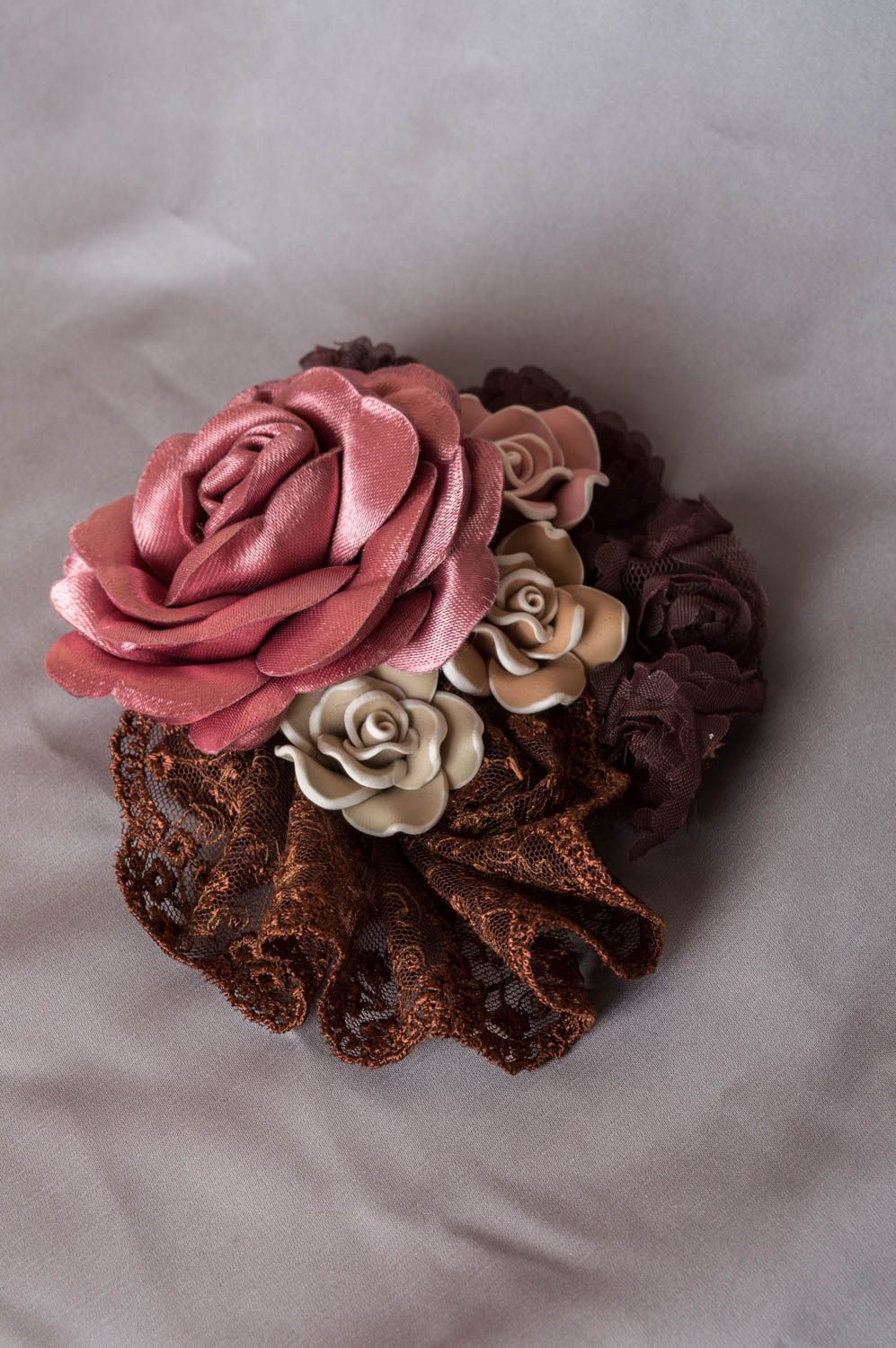 Текстильная брошь с цветами из полимерной глины и атласной розой ручной работы фото 1