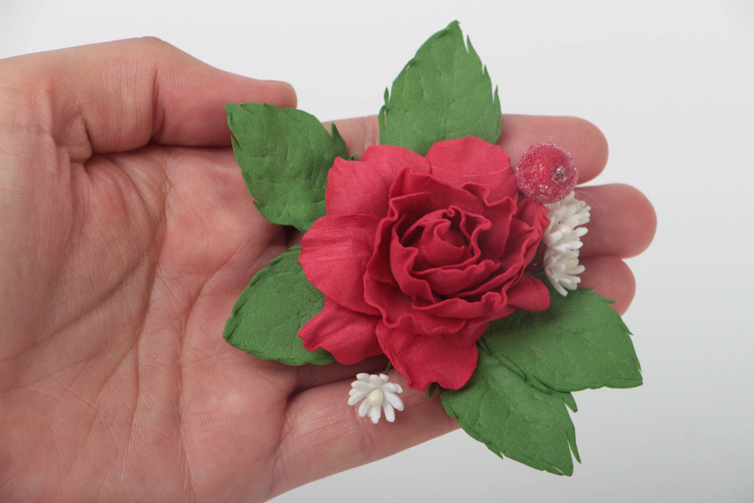 Broche avec rose rouge et feuilles vertes en foamiran faite main pour femme photo 5