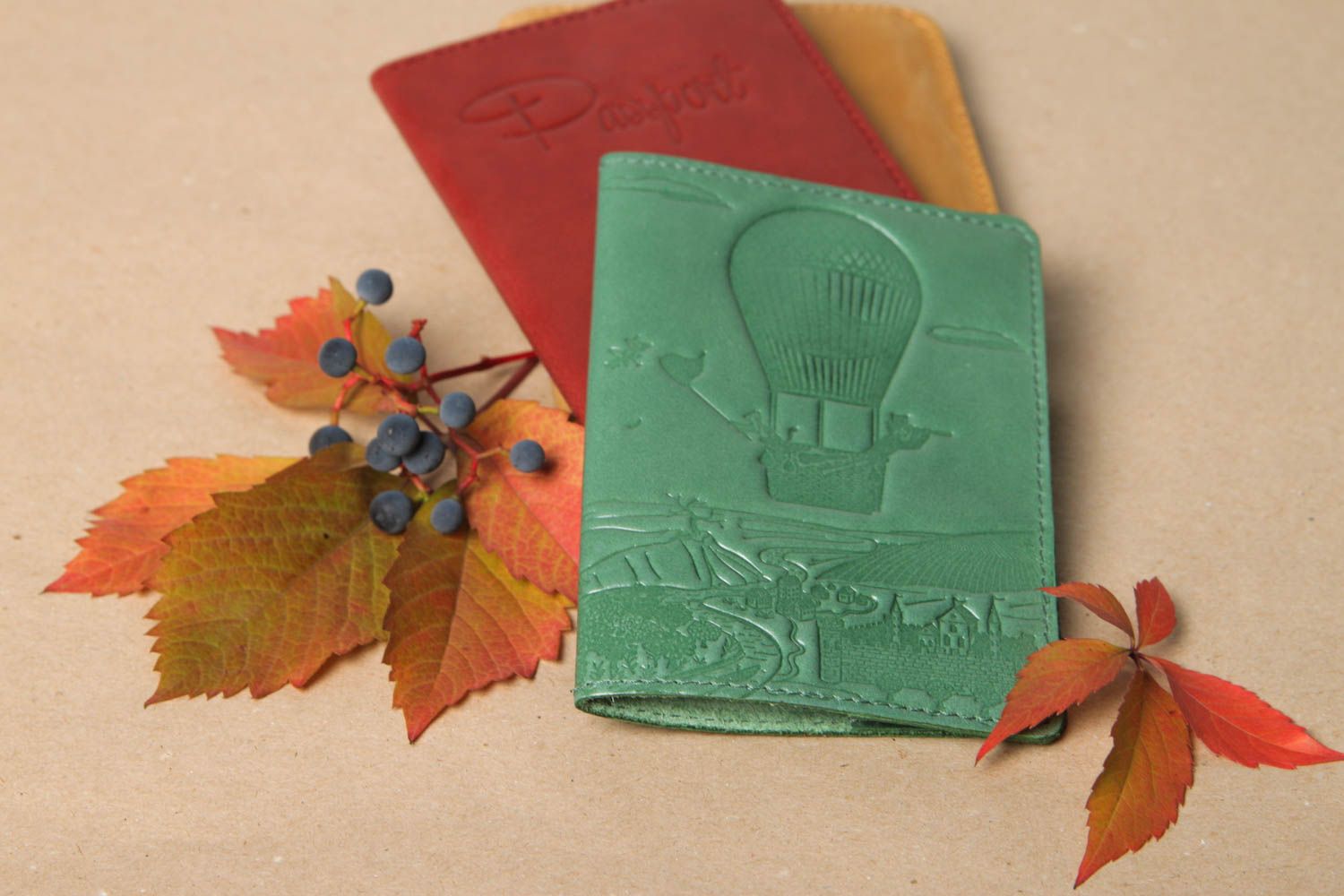 Необычный подарок ручной работы зеленая обложка на паспорт кожаный аксессуар фото 1