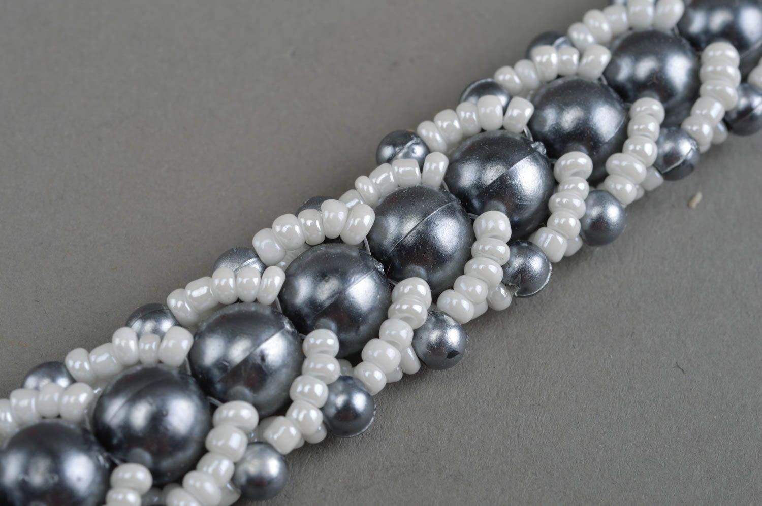 Bracelet en perles fantaisie et perles de rocaille fait main Anthracite au lait photo 5