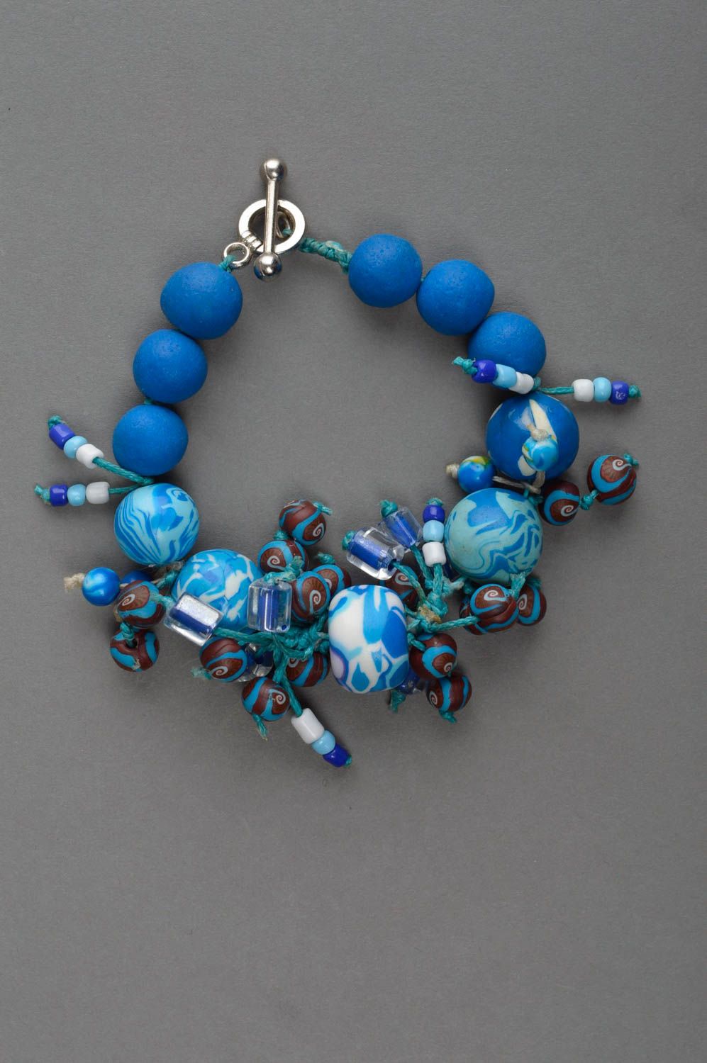 Синий наручный браслет для женщин из полимерной глины и пластика с бусинами фото 2