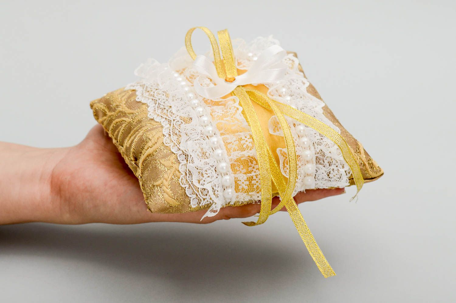 Свадебный аксессуар хэнд мэйд золотистая подушечка для колец атрибут для свадьбы фото 5