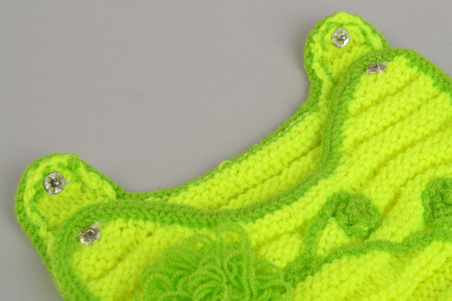 Grünes handgemachtes gestricktes Kleid für Kleidkinder aus Acrylfäden foto 3