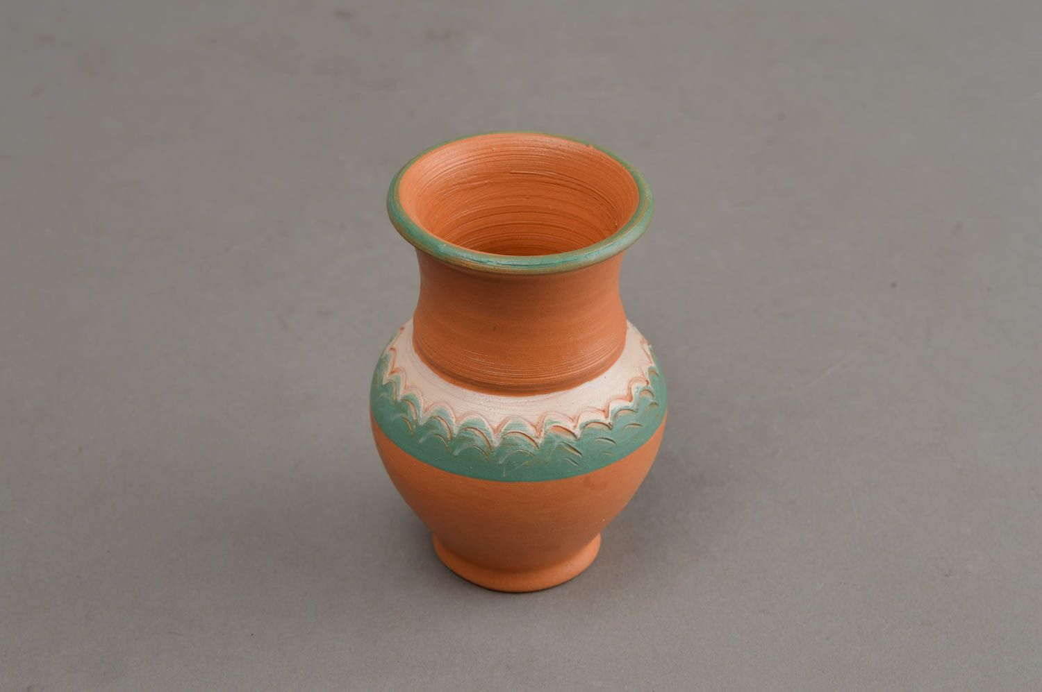 Kleiner schöner handmade Krug aus Ton mit Bemalung von Glasur für Haus Dekor foto 3