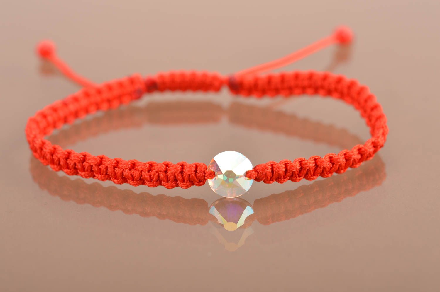Schönes rotes geflochtenes handmade Armband mit Strassstein aus Seidenfäden foto 2