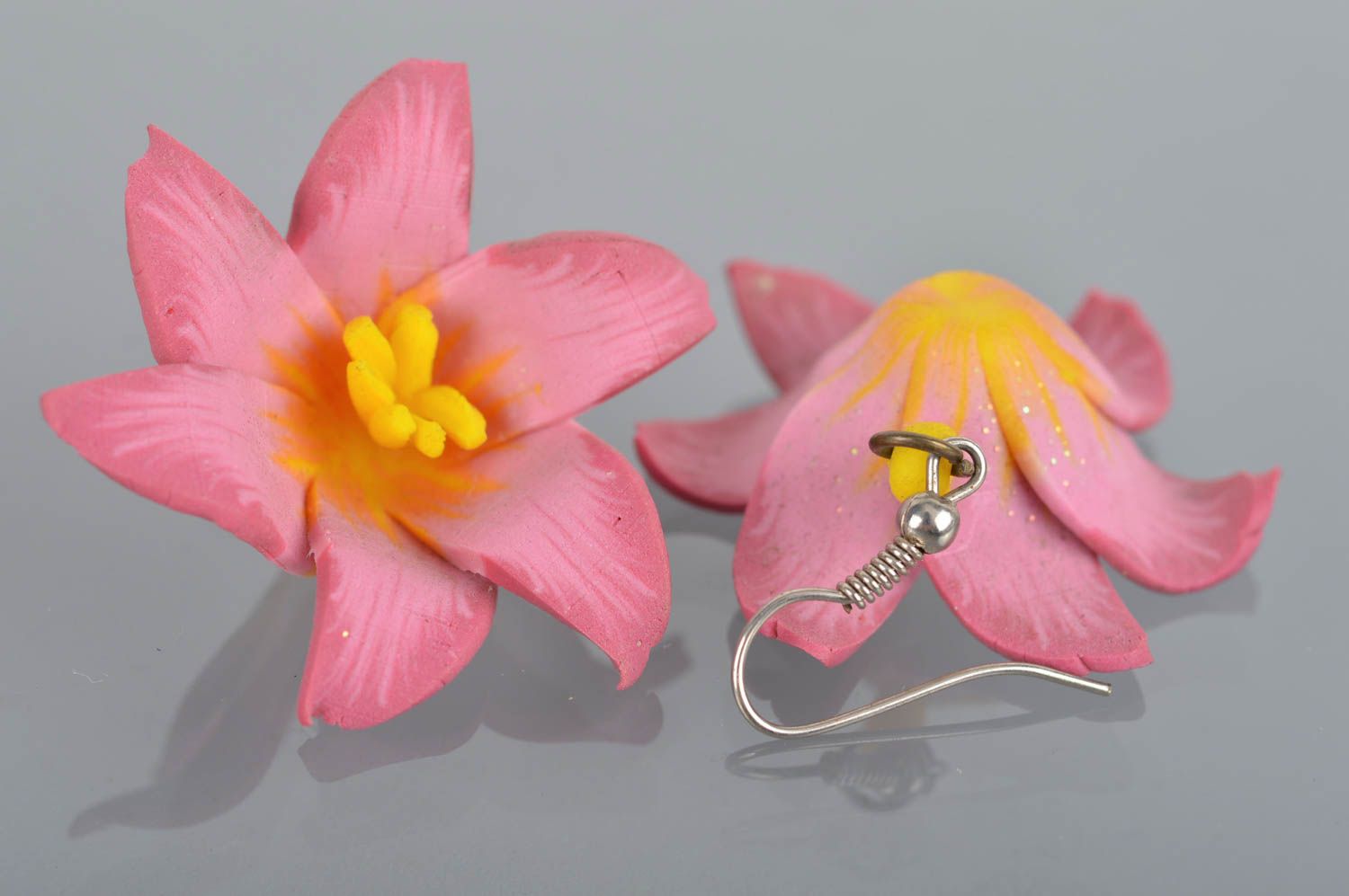 Schöne zarte effektvolle rosa Lilien Ohrringe aus Polymerton handgefertigt foto 5