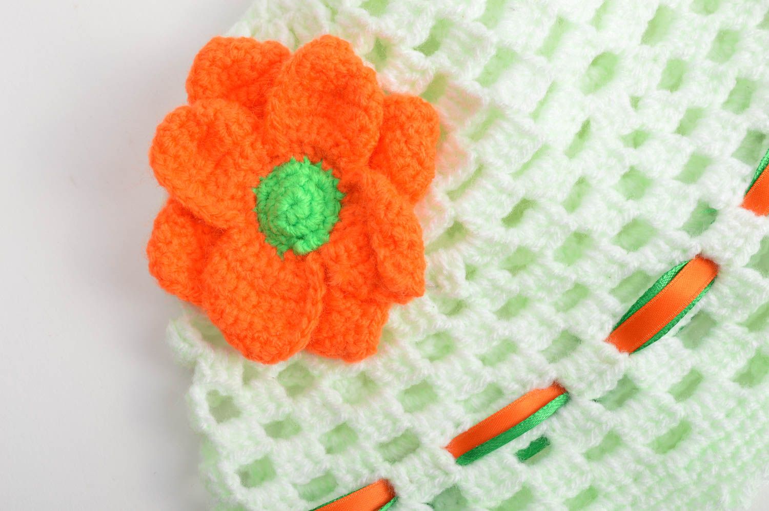 Gorro infantil para niña artesanal tejido a ganchillo de color verde claro foto 4