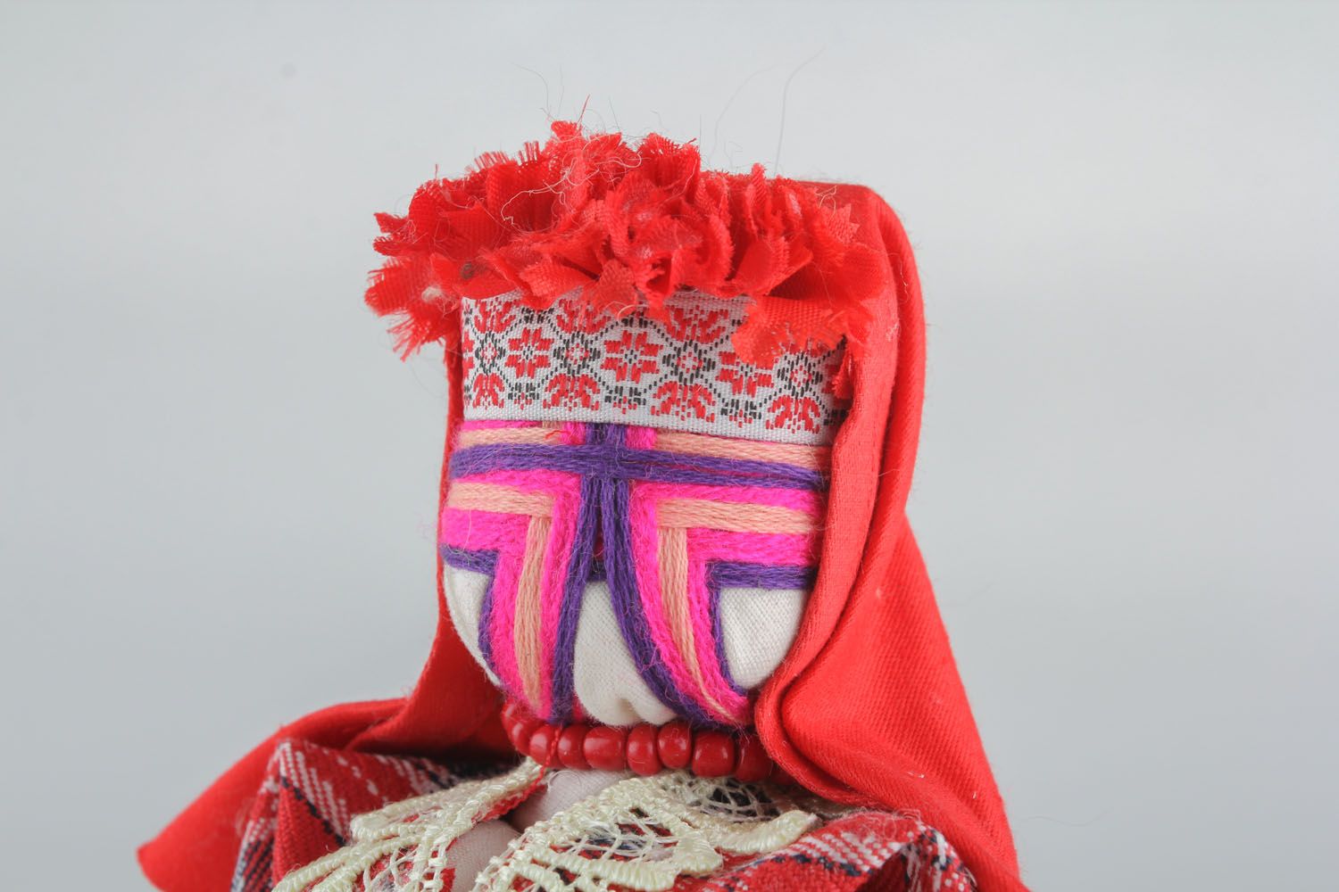 Boneca-motanka étnica de tecidos naturais feita à mão  foto 3
