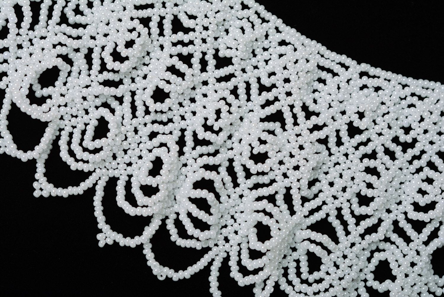 Joli collier en perles de rocaille fait main blanc ajouré massif pour femme photo 2