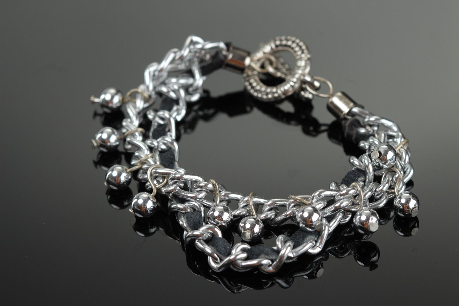 Bracelet chaîne métallique avec perles fantaisie et cuir naturel fait main photo 1