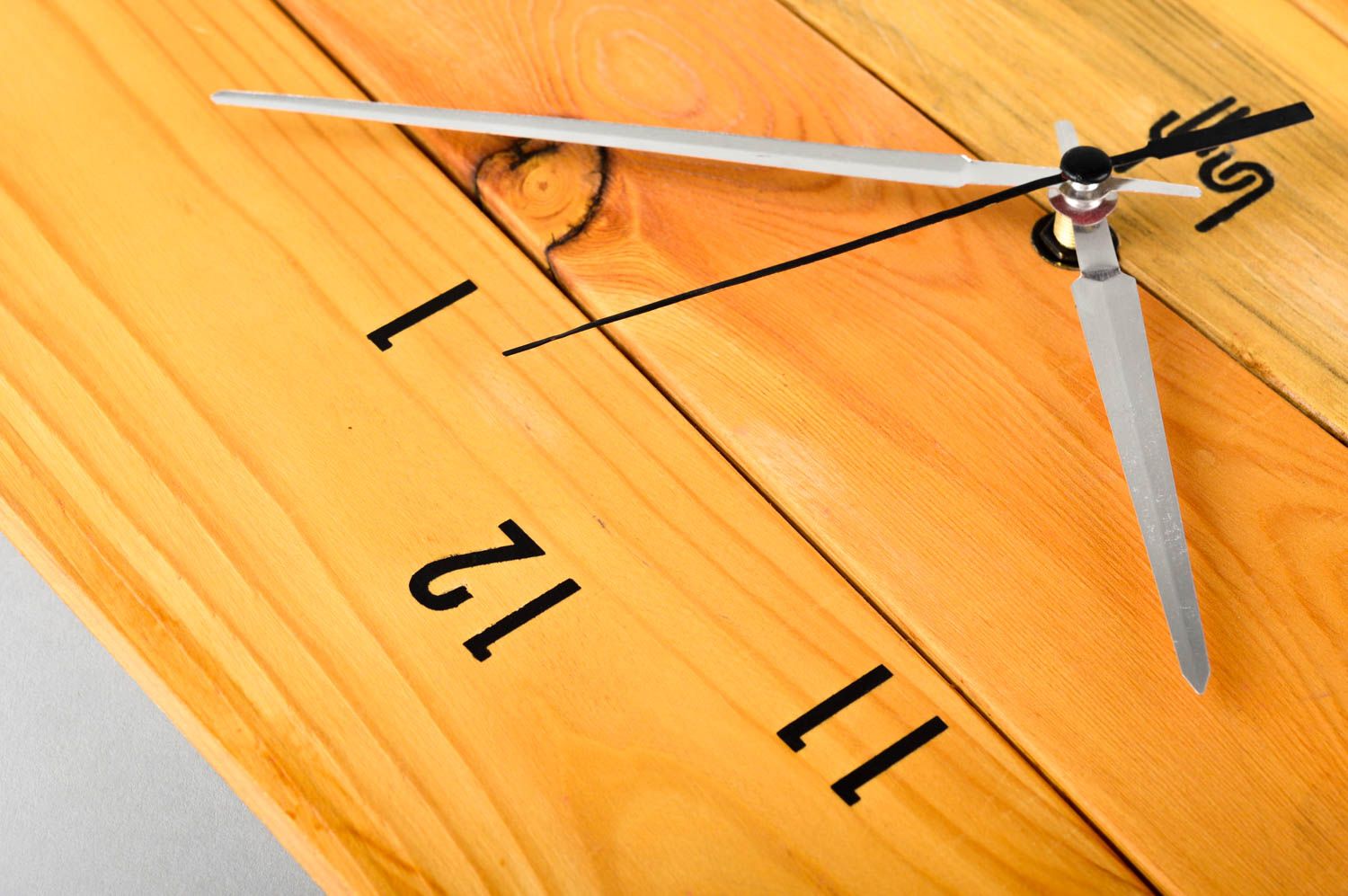 L'orologio di legno da parete fatto a mano in stile originale prodotto bello foto 3