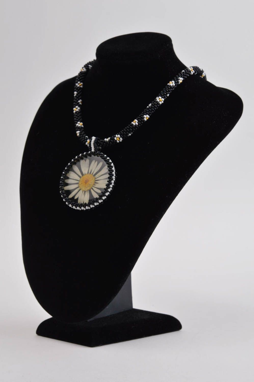 Collier noir Pendentif fait main en perles de rocaille Bijoux fantaisie photo 1