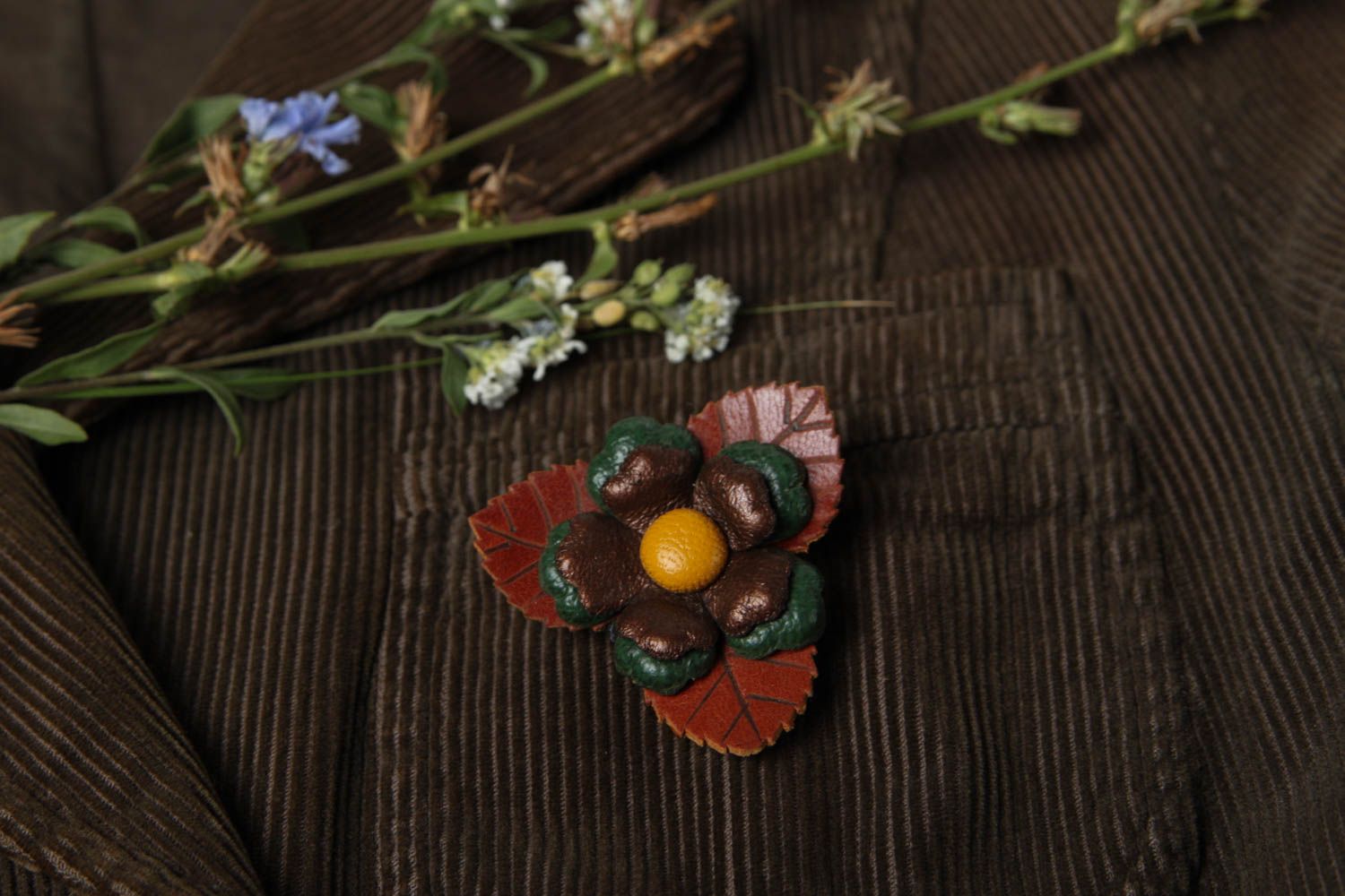 Broche Barrette en cuir faite main fleur marron design Accessoire femme photo 1