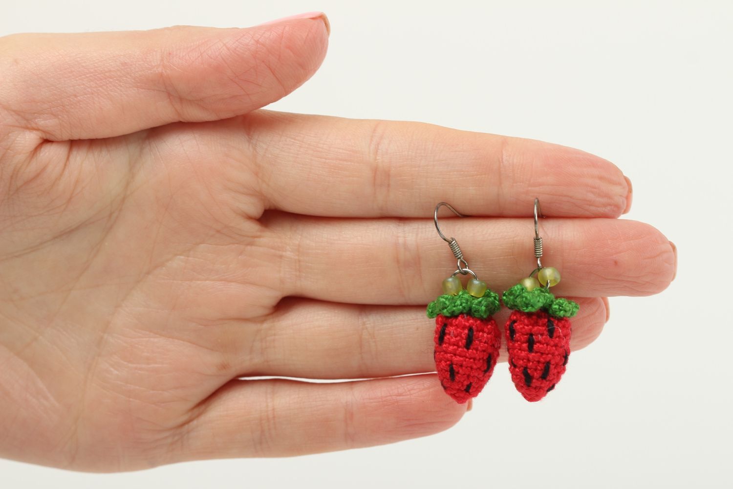 Украшение ручной работы вязаные сережки в виде ягод клубники модные серьги фото 5