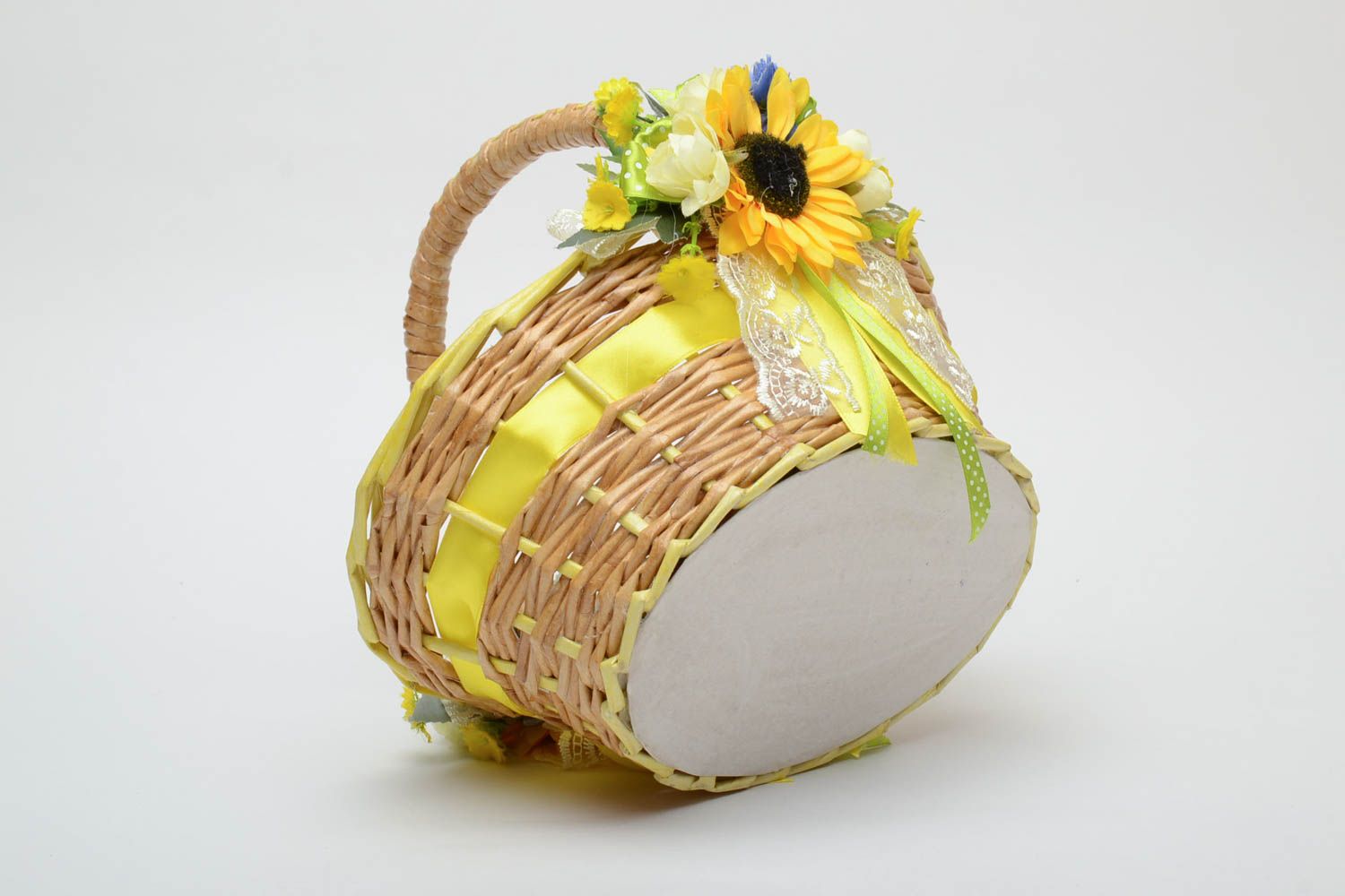 Newspaper basket with artificial flowers photo 4