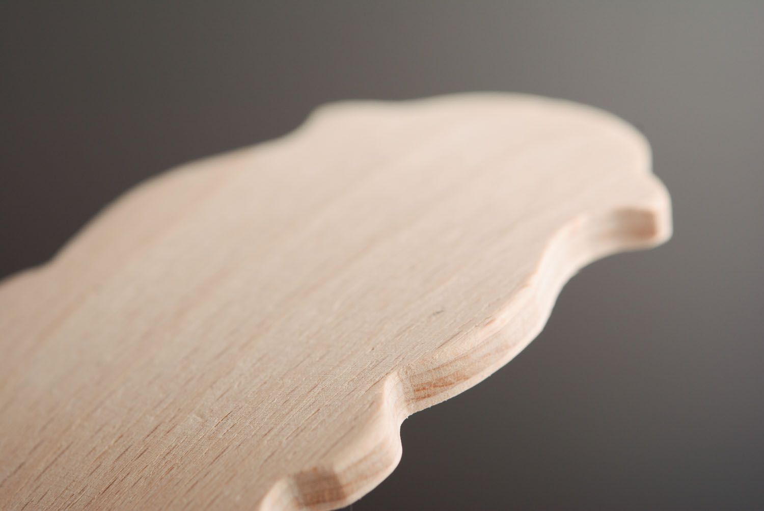 Pieza blanco de madera con forma de pasador en técnica de decoupage foto 5