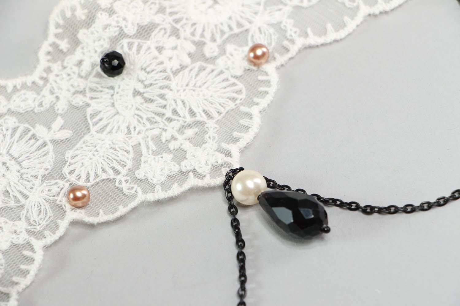 Collana tessile fatta a mano girocollo originale accessorio con merletto
 foto 3