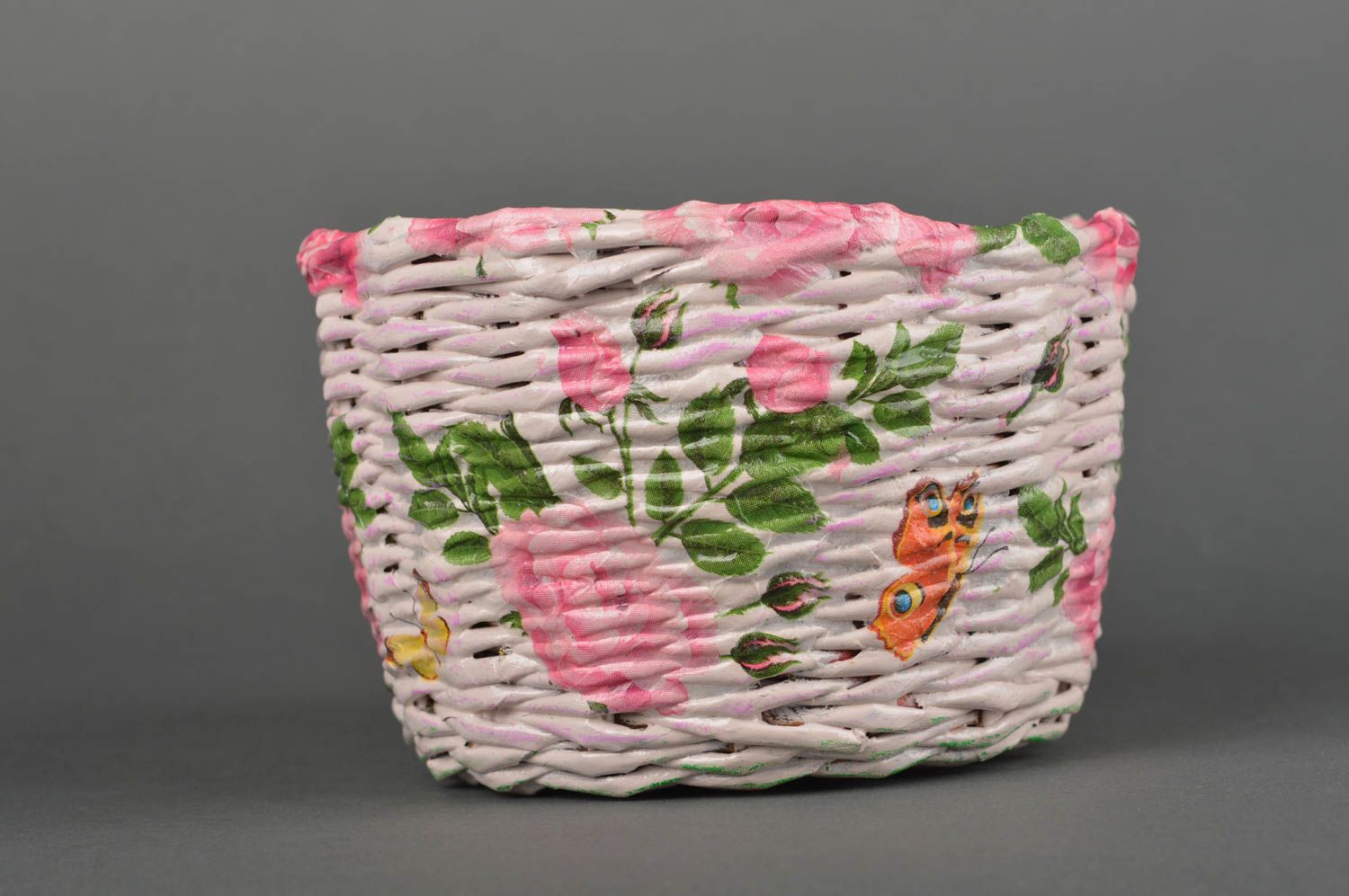 Плетеная корзина ручной работы корзинка из газет розовая корзина из бумаги фото 2