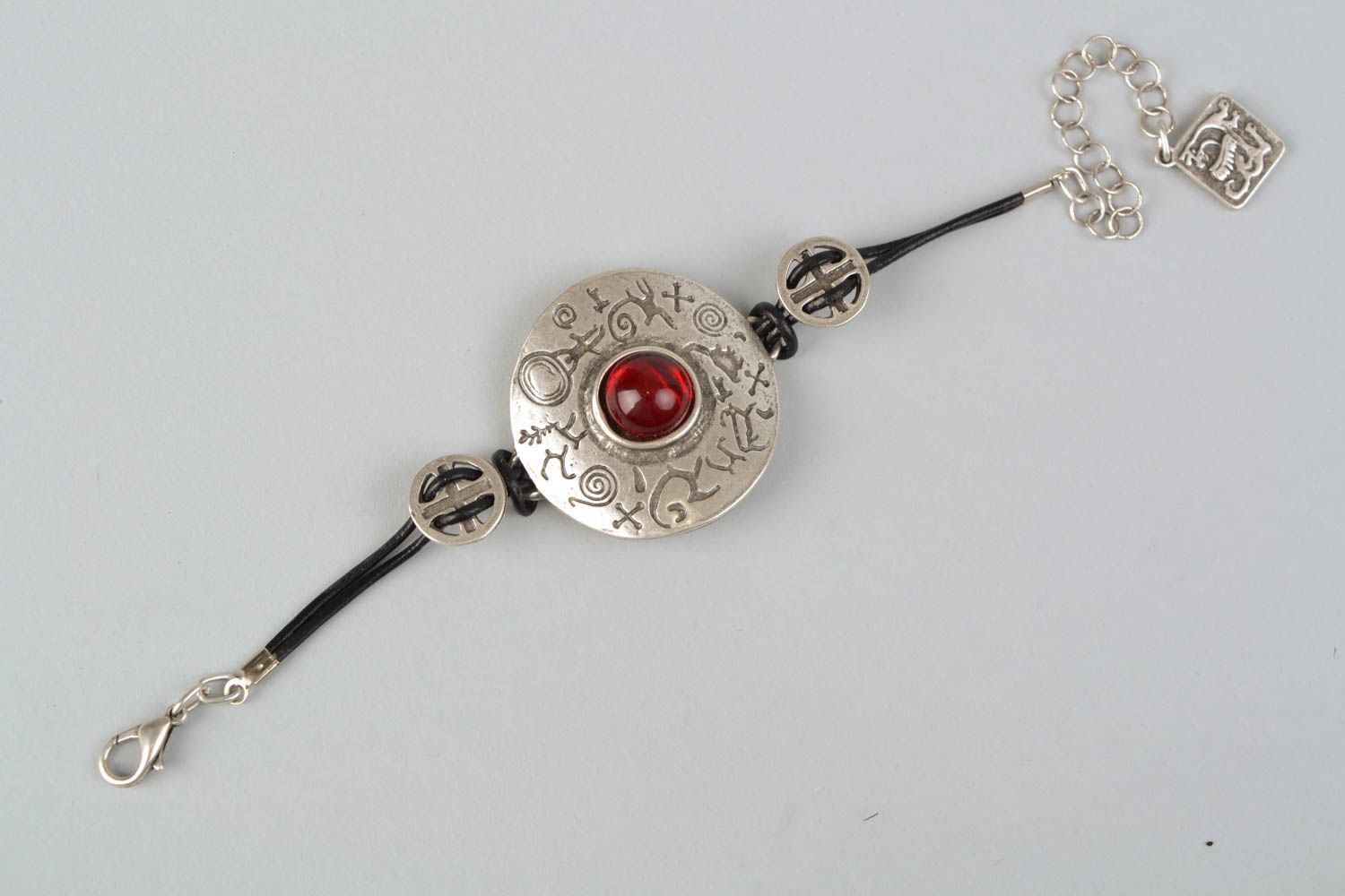 Bracelet en métal original avec cabochon rouge fait main Harmonie de vie photo 3