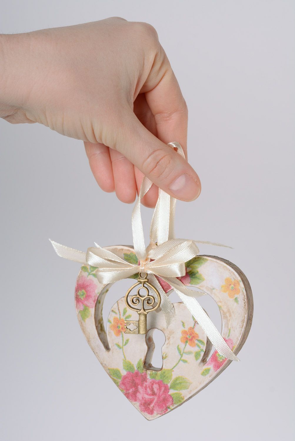 Colgante decorativo de madera con forma de corazón con decoupage hecho a mano foto 3