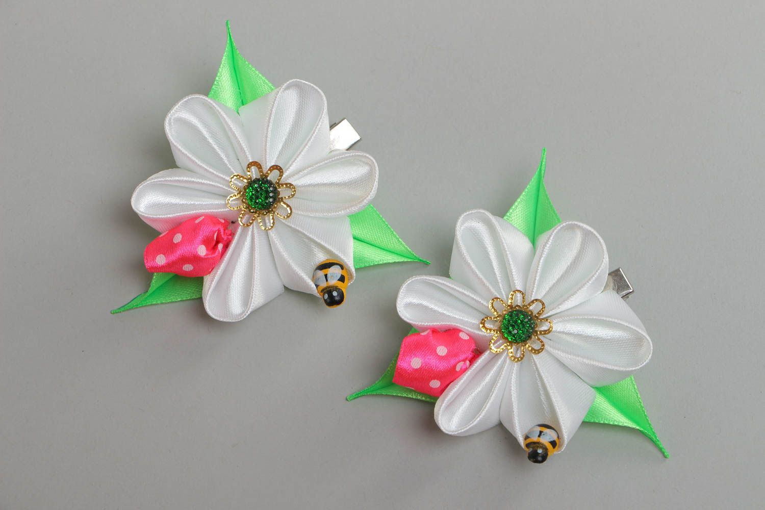 Set of handmade white satin ribbon flower hair clips 2 pieces for children photo 2