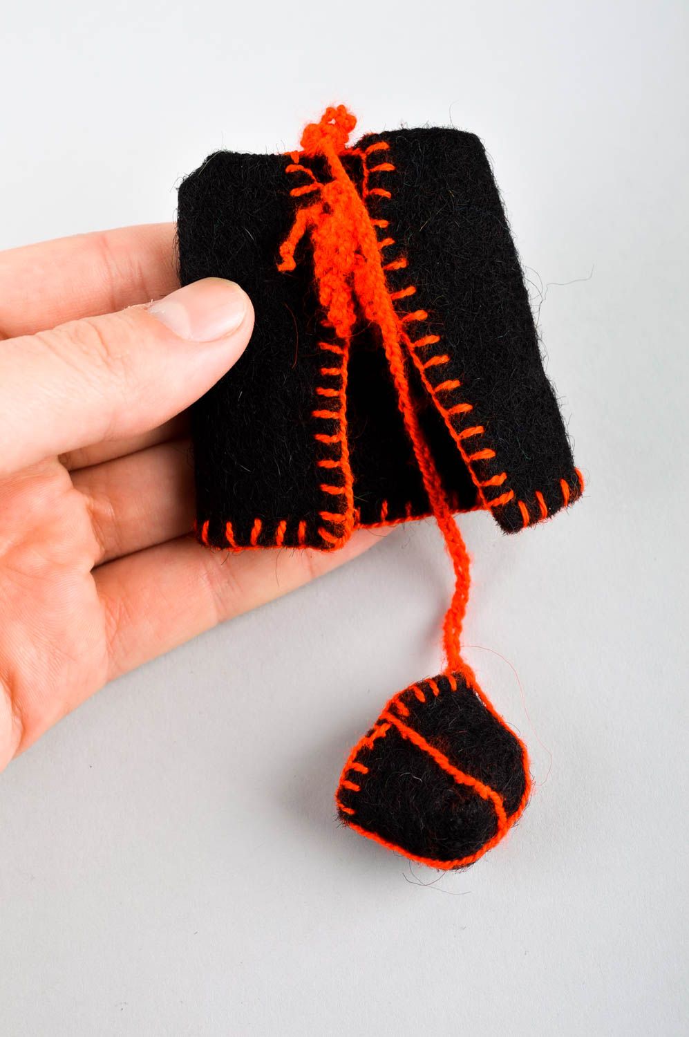 Llavero hecho a mano chaleco con gorro rojinegros adorno de lana regalo original foto 10