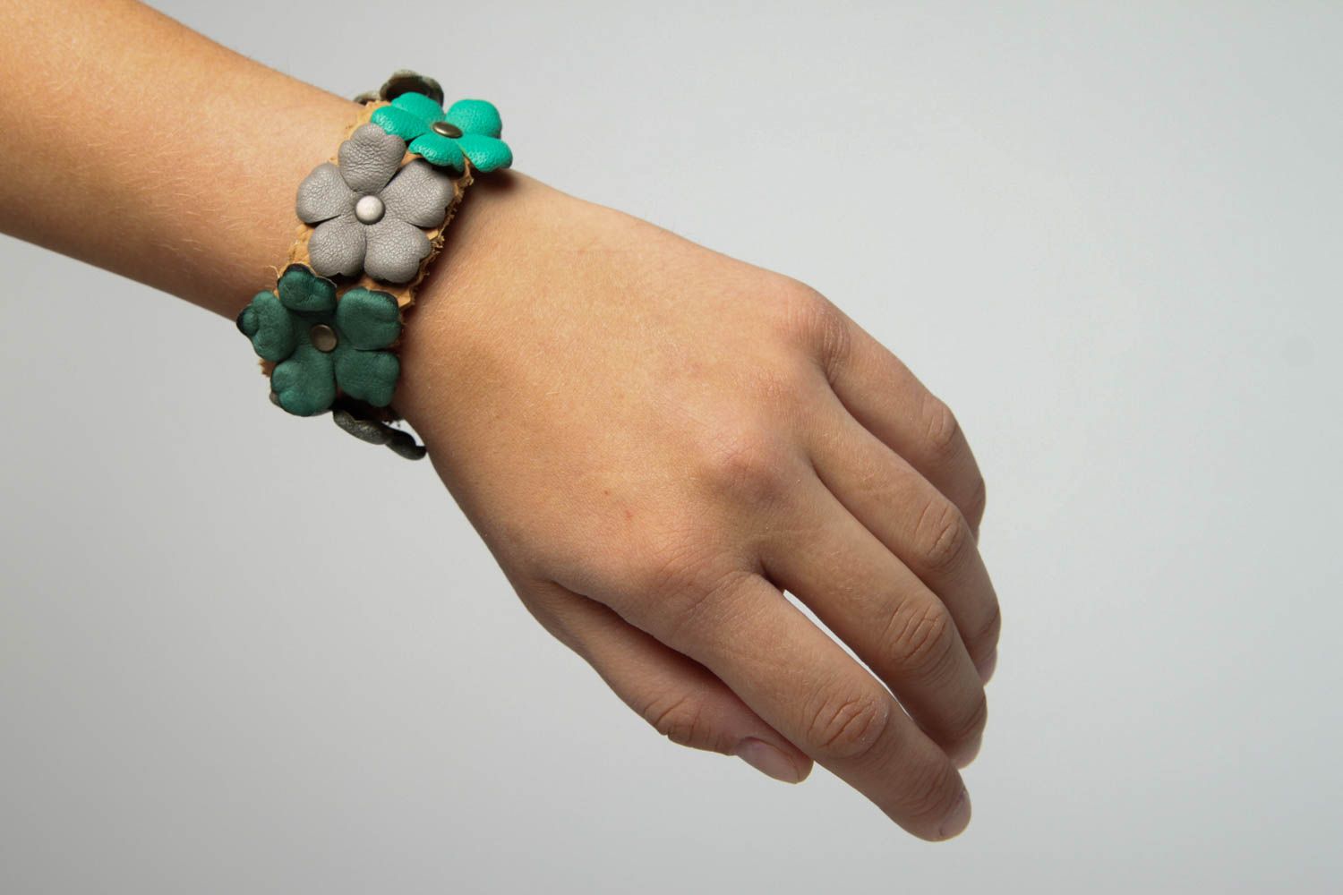 Bracelet cuir Bijou fait main avec fleurs grises et vertes Accessoire femme photo 2