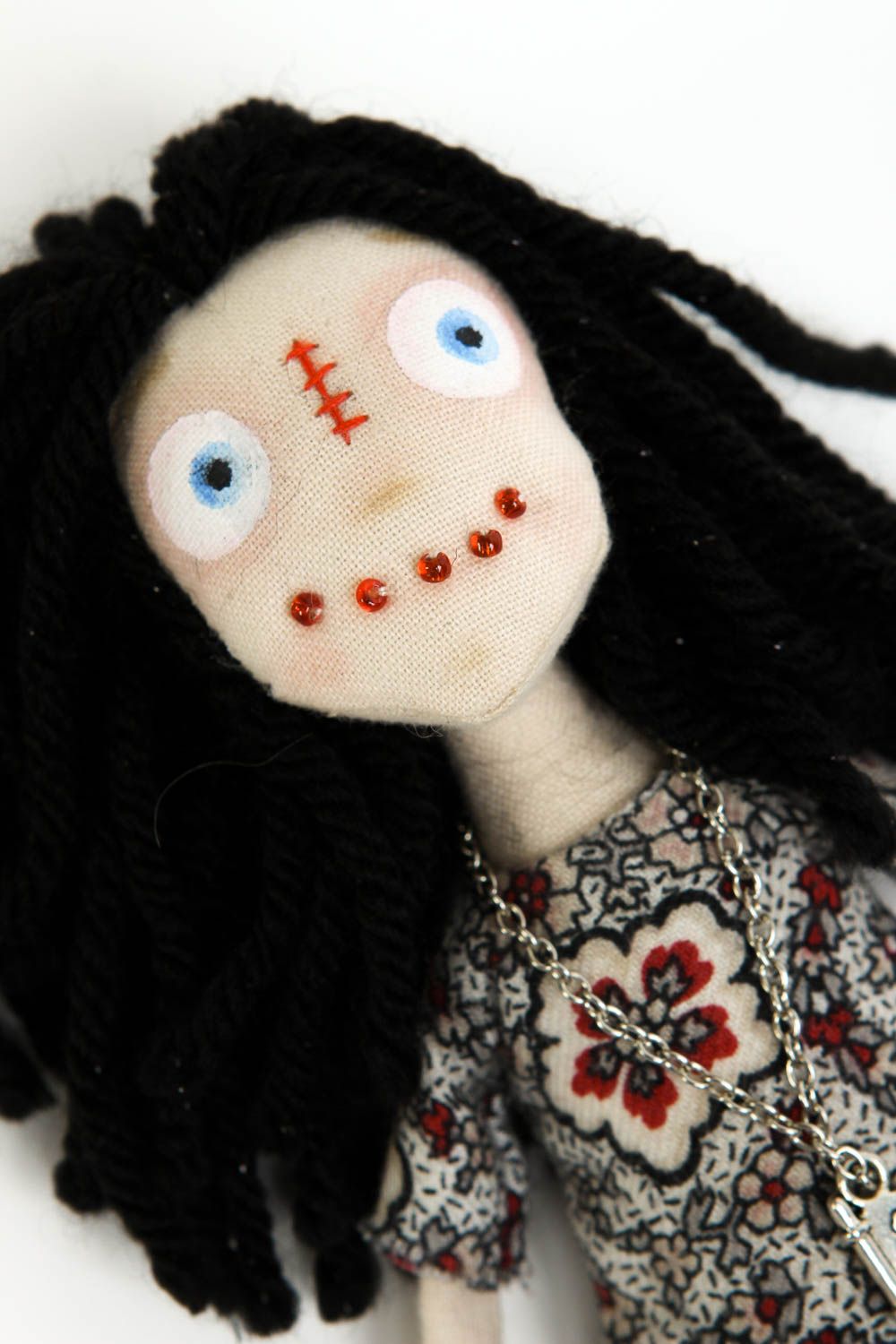Bambola brutta in cotone fatta a mano pupazzo tessile originale e decorativo foto 2