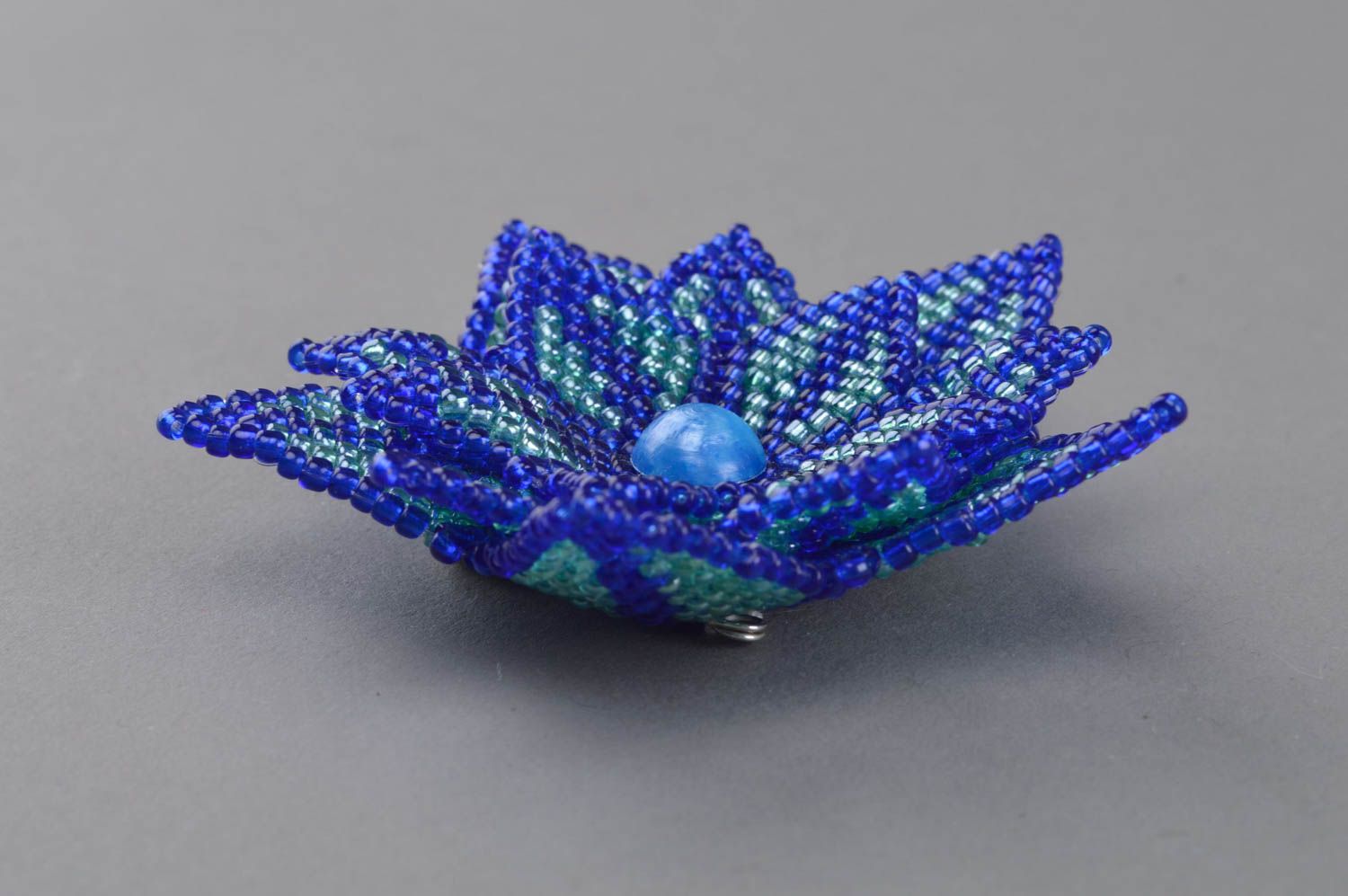 Синяя цветочная брошь из бисера ручной работы оригинальная красивая плетеная фото 3