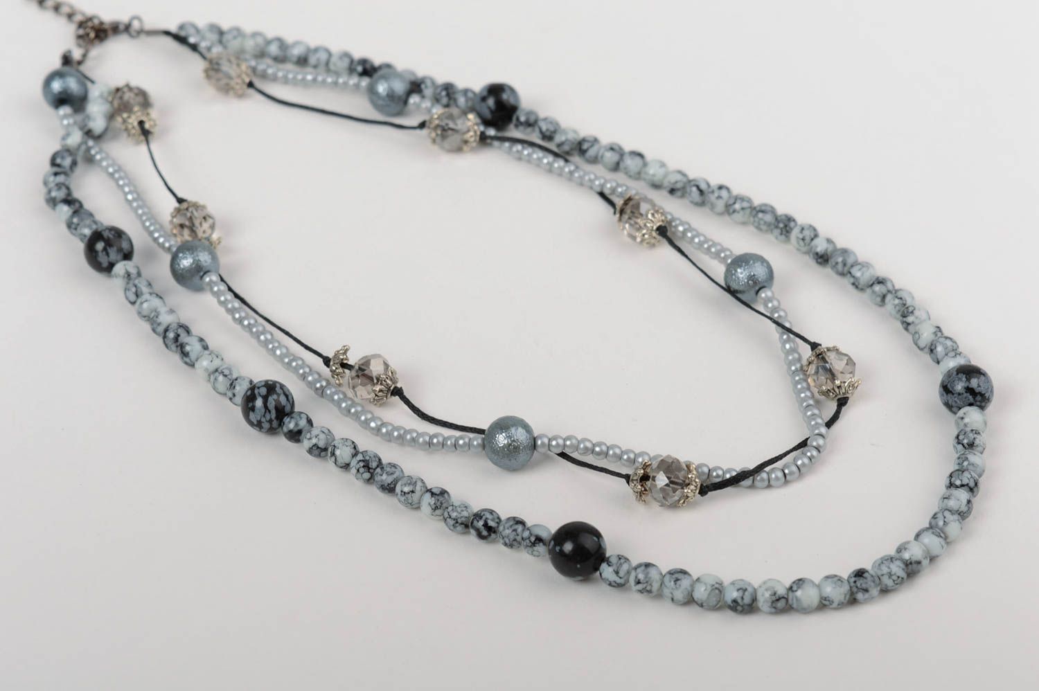 Beau pendentif gris en cristal tchèque et perles céramiques fait main avec lacet photo 2
