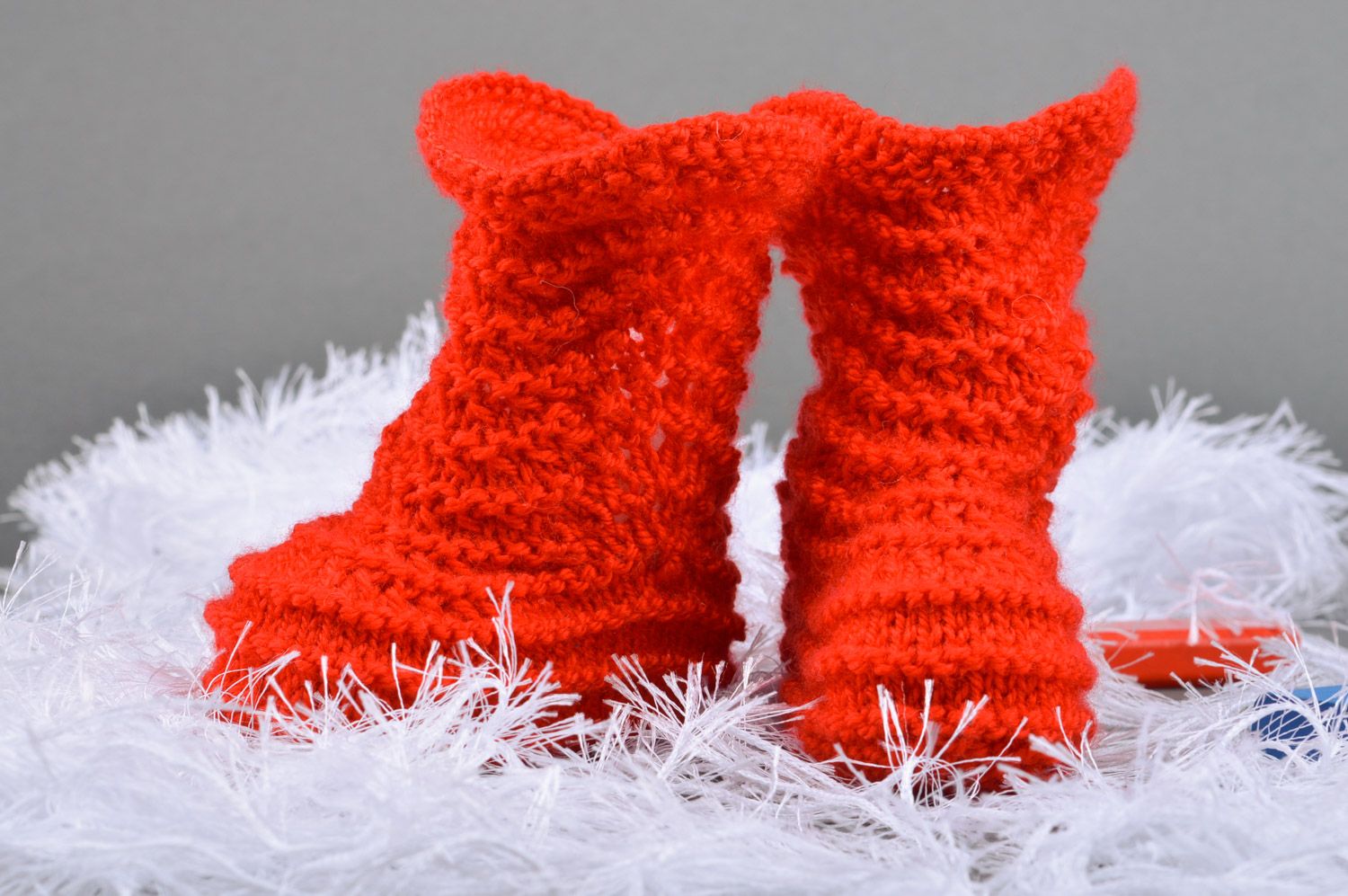 Chaussons de bébé tricotés aux aiguilles avec noeuds en satin faits main rouges photo 5