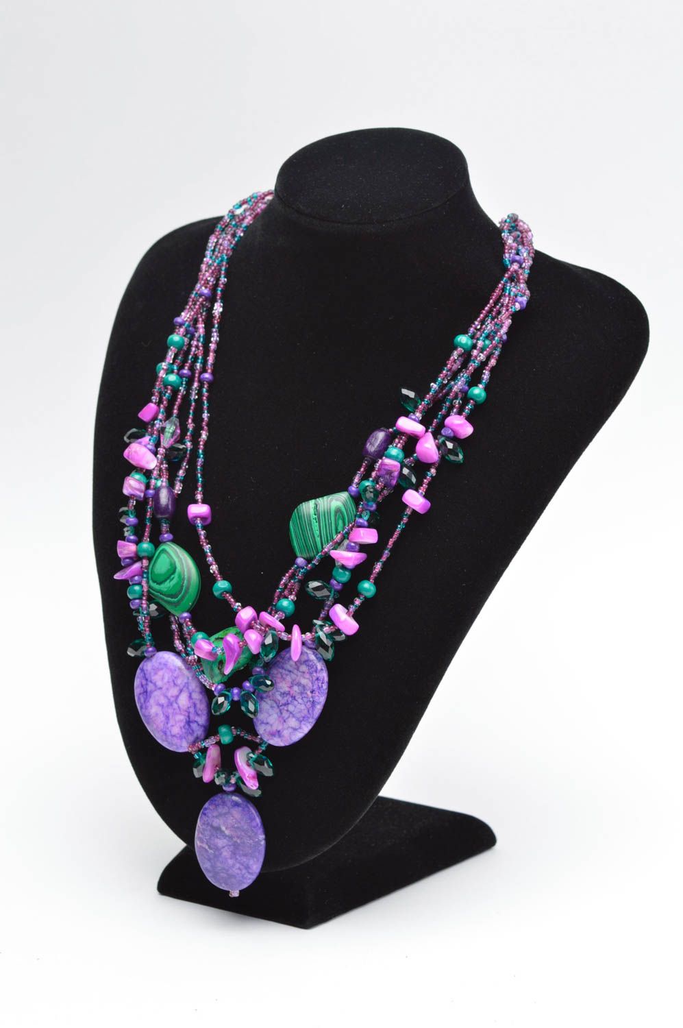 Украшение ручной работы ожерелье из бисера в камнями колье из бисера фиолетовое фото 5