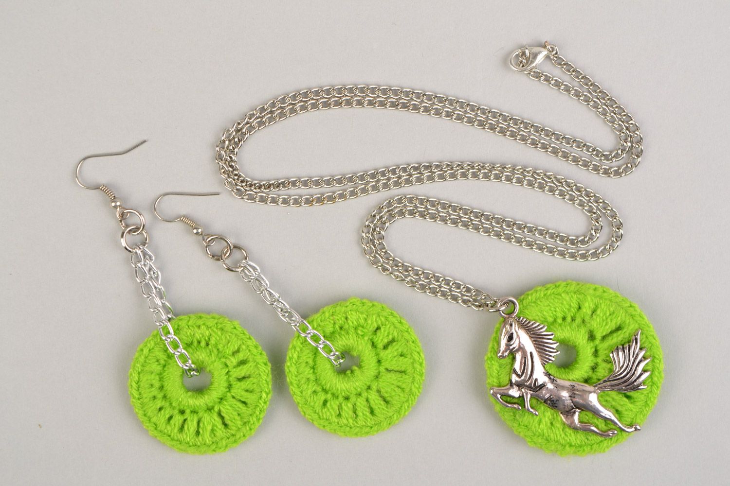 Handmade thread woven jewelry set 2 items yellow green earrings and pendant photo 2