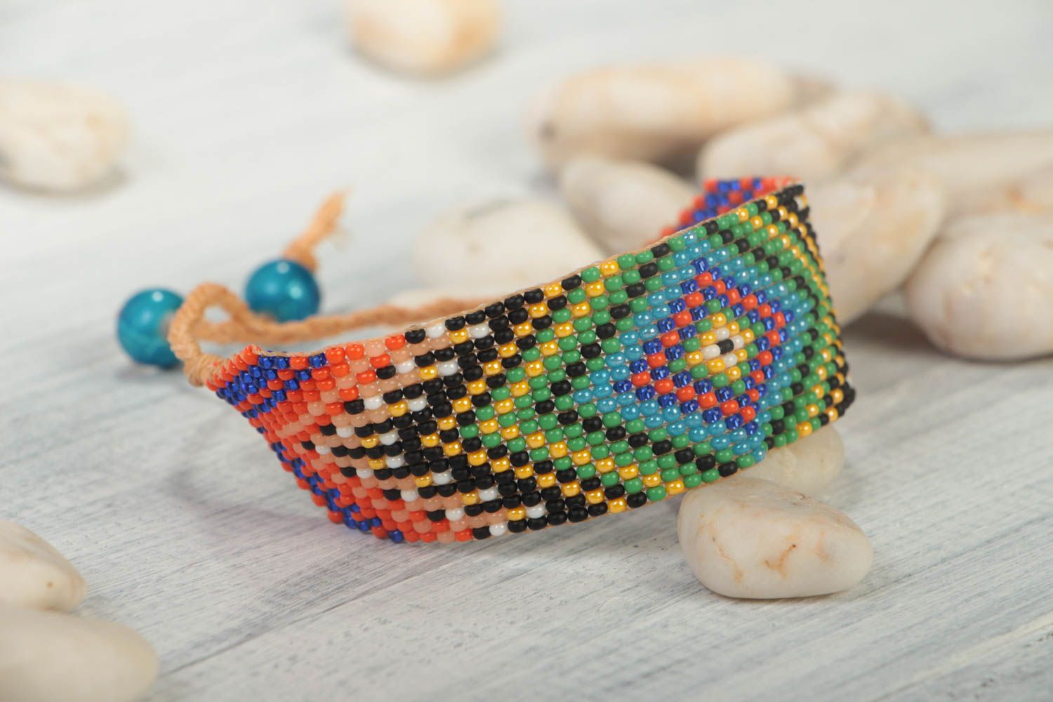 Bracelet d'amitié en perles de rocaille à nouer fait main avec motif ethnique photo 1