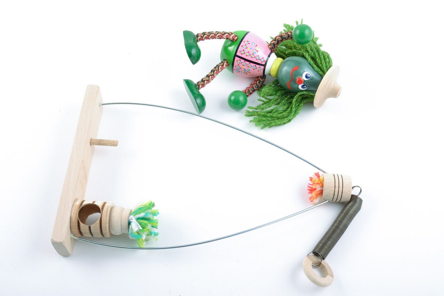 Bemaltes originelles Spielzeug aus Holz mit Sprungfeder Wassermann Handarbeit foto 5