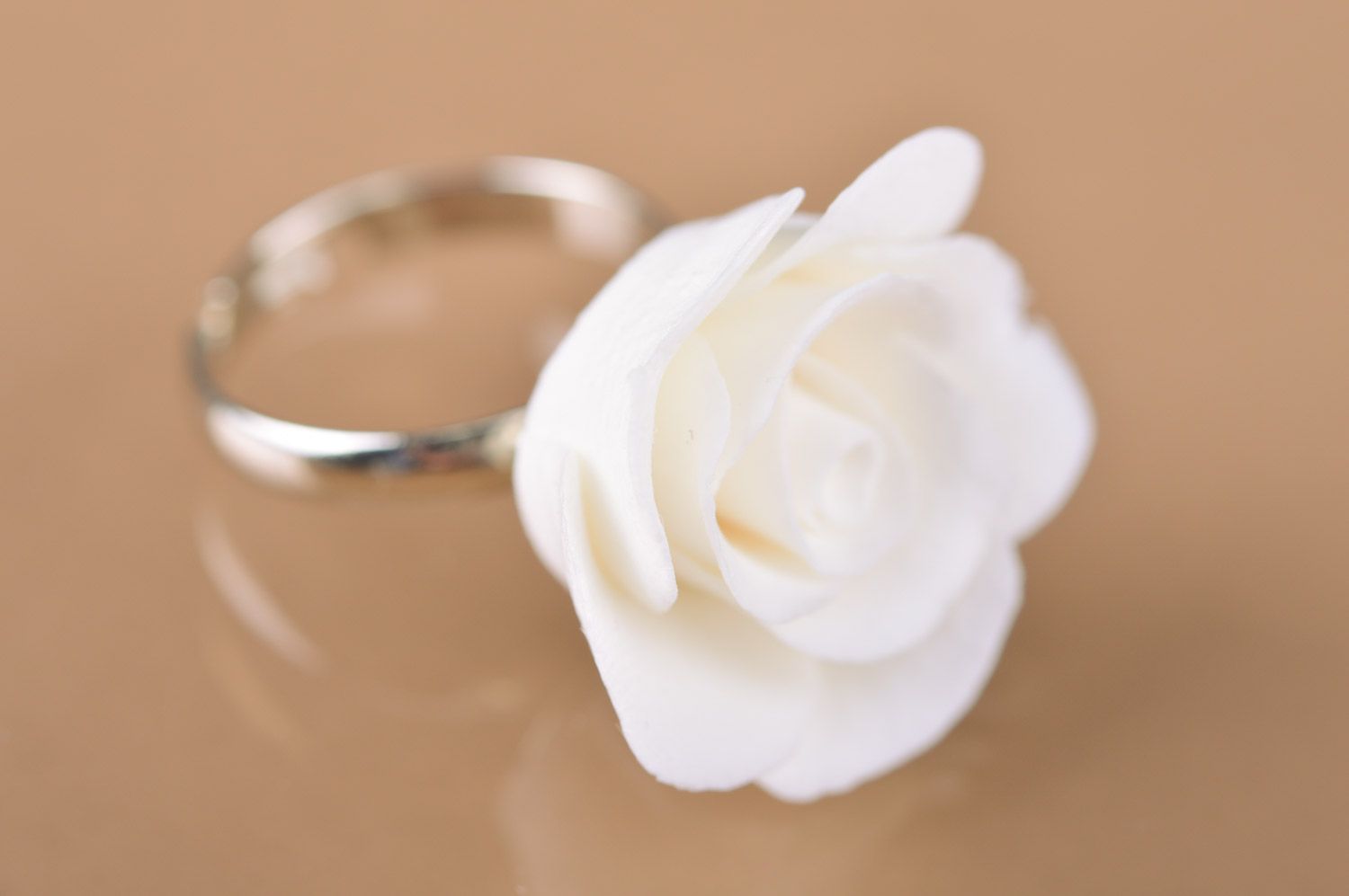 Белое кольцо в виде цветка из полимерной глины ручной работы объемное нарядное фото 3