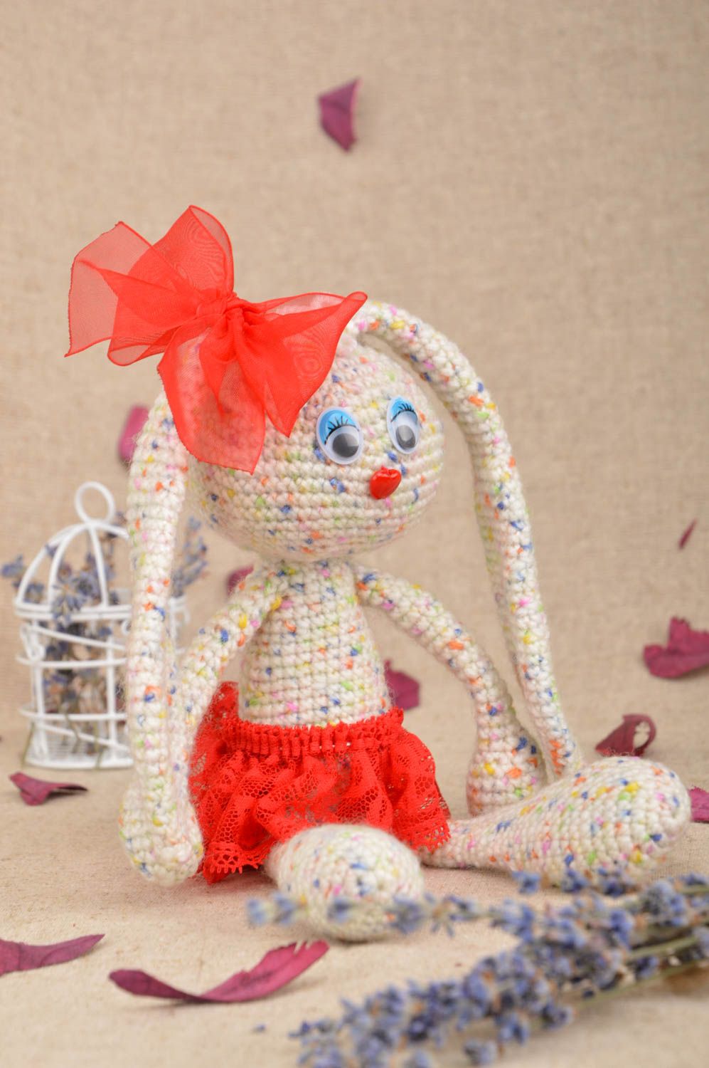 Schönes gehäkeltes Kuscheltier Hase mit roter Schleife handmade für Kinder foto 1