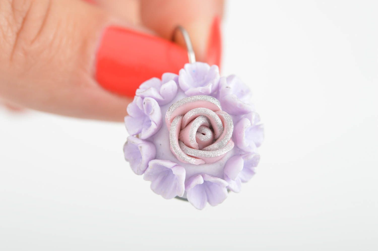 Violette helle handgemachte Ohrringe aus Polymerton mit Anhängern schöne Blumen foto 3