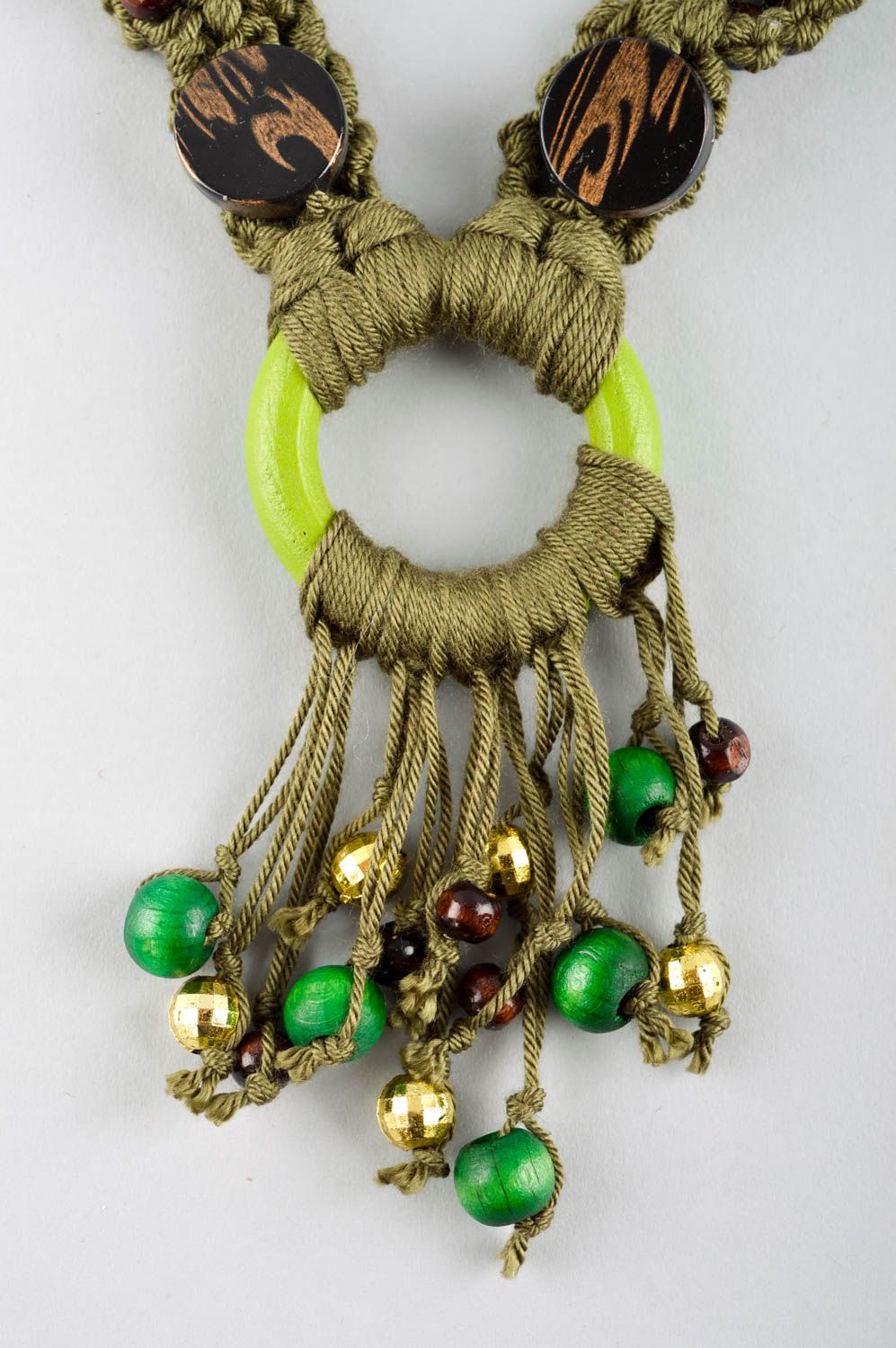 Колье ручной работы зеленое плетеное ожерелье с бусинами текстильное колье фото 3