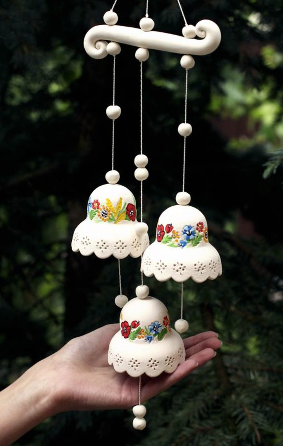 Campanillas de cerámica en un suspensiòn con flores foto 3