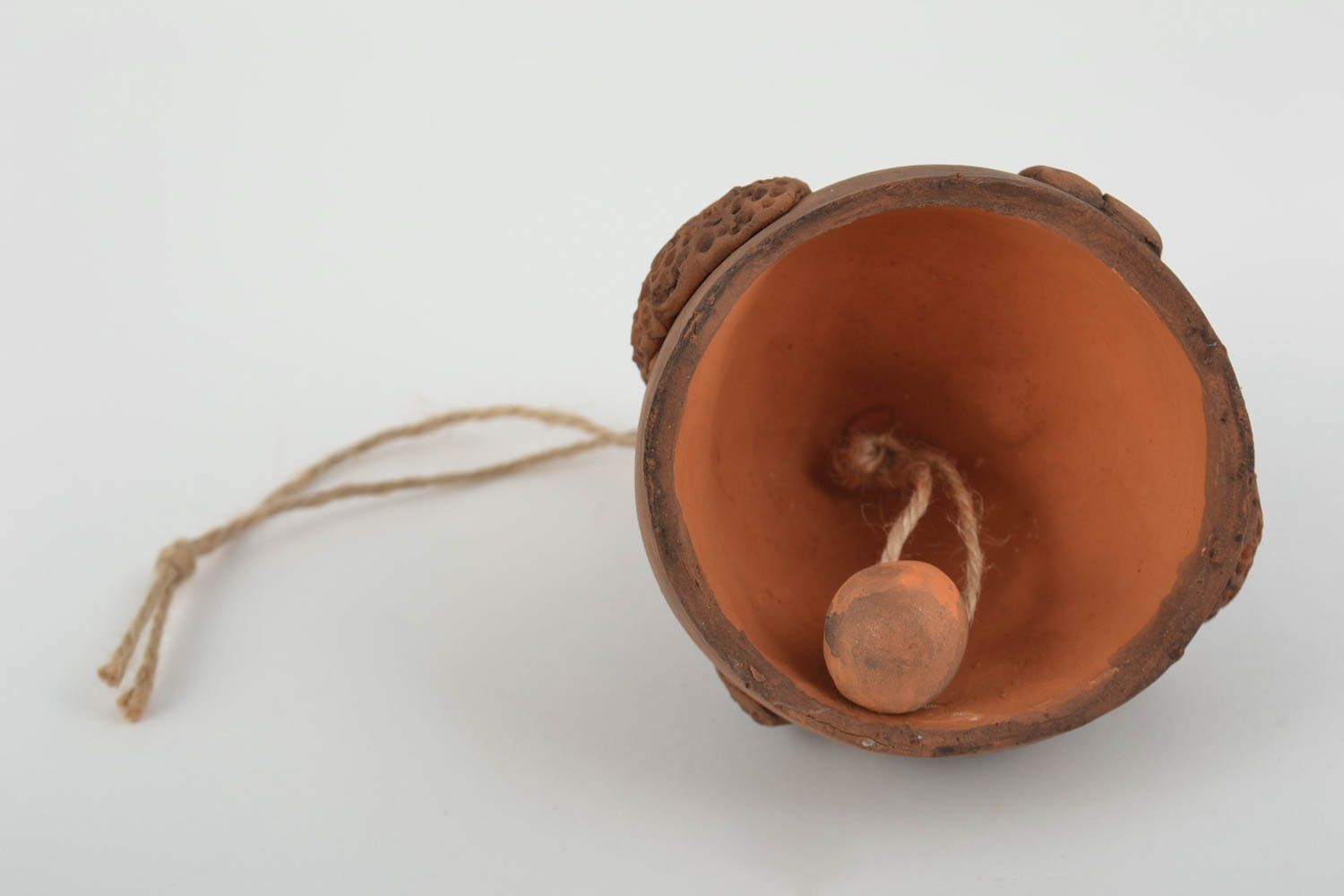 Clochette en céramique de taille moyenne faite main brune avec cordelette photo 3