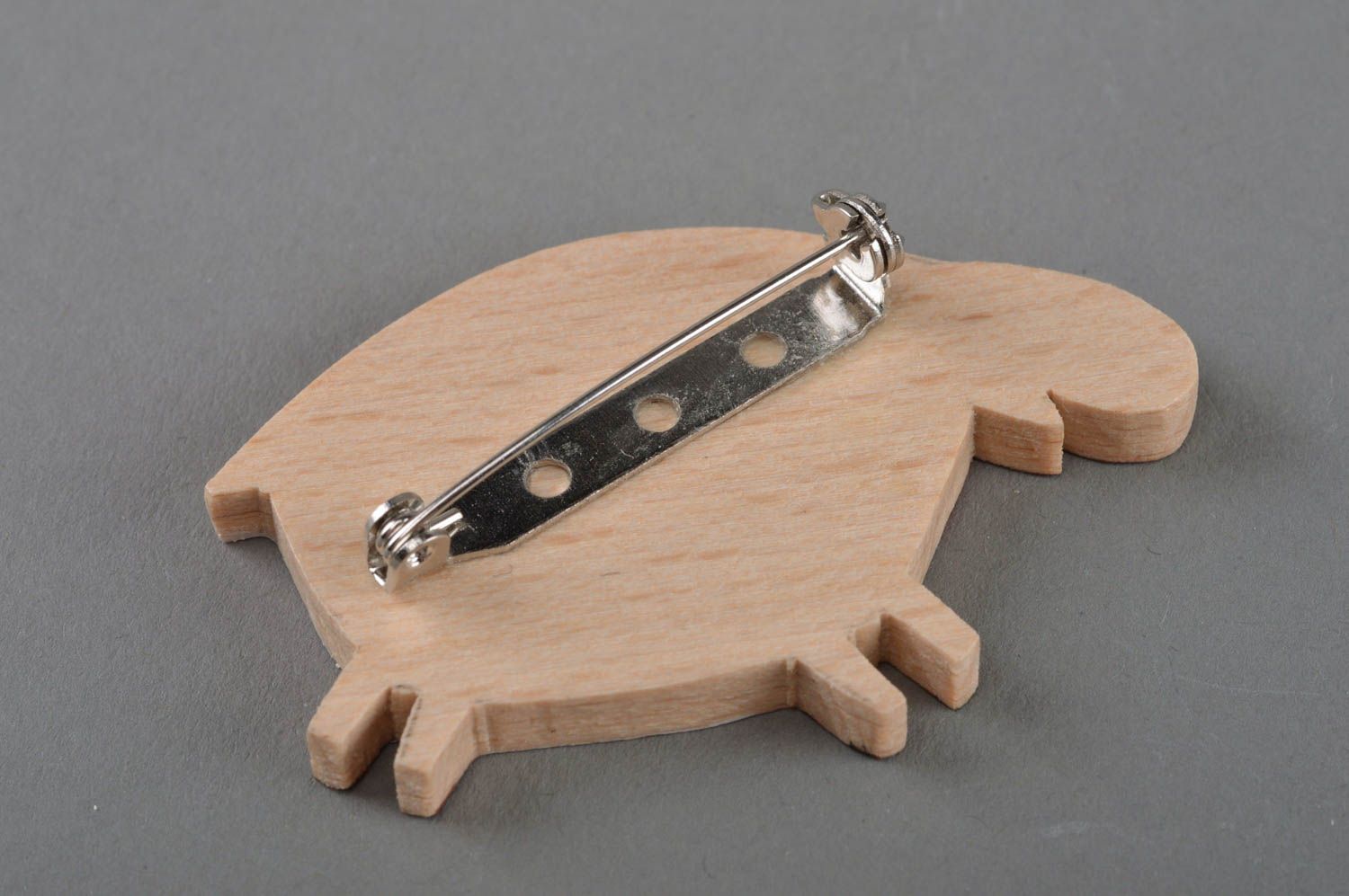 Schöne handgemachte bemalte Holz Brosche Schaf aus Furnierholz für stilvollen Look foto 4