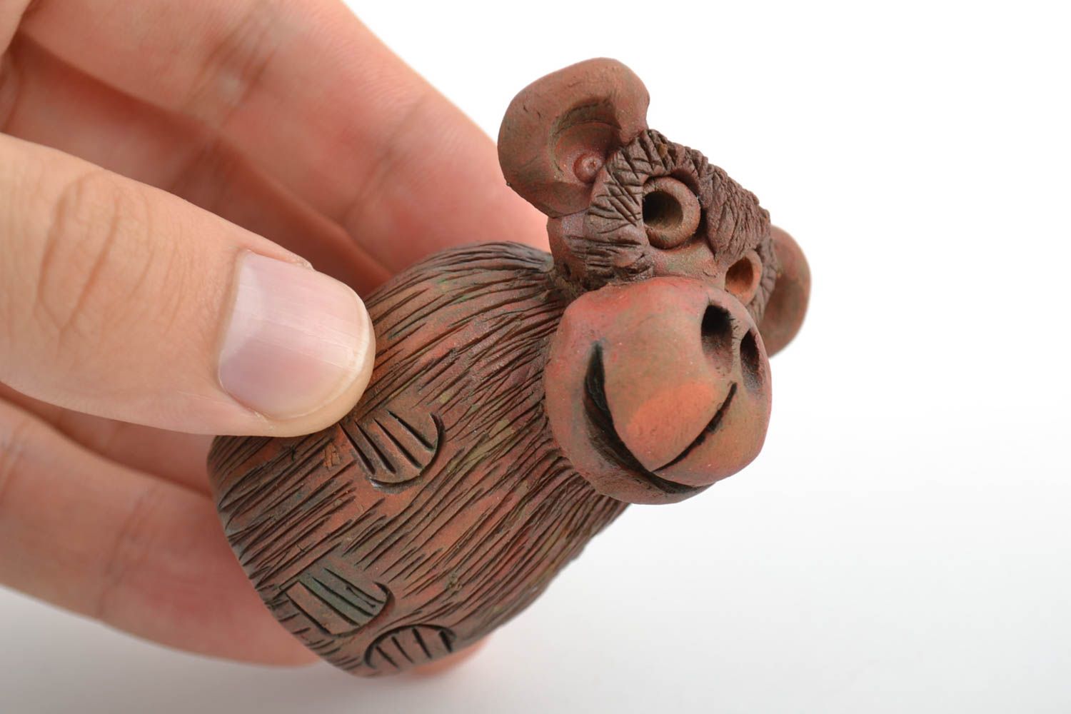 Originelle braune handgemachte keramische Statuette Affe aus Ton für Interieur foto 2