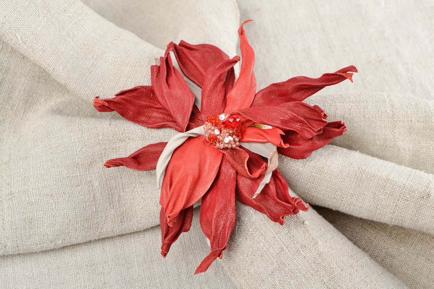 Broche fleur Bijou fantaisie fait main en cuir naturel rouge Accessoire femme photo 1