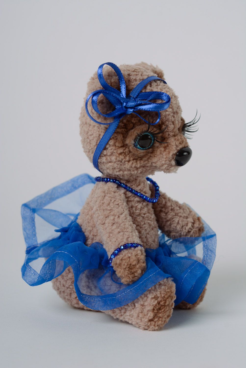 Маленькая мягкая игрушка в виде медведицы в синем наряде милая ручной работы фото 5