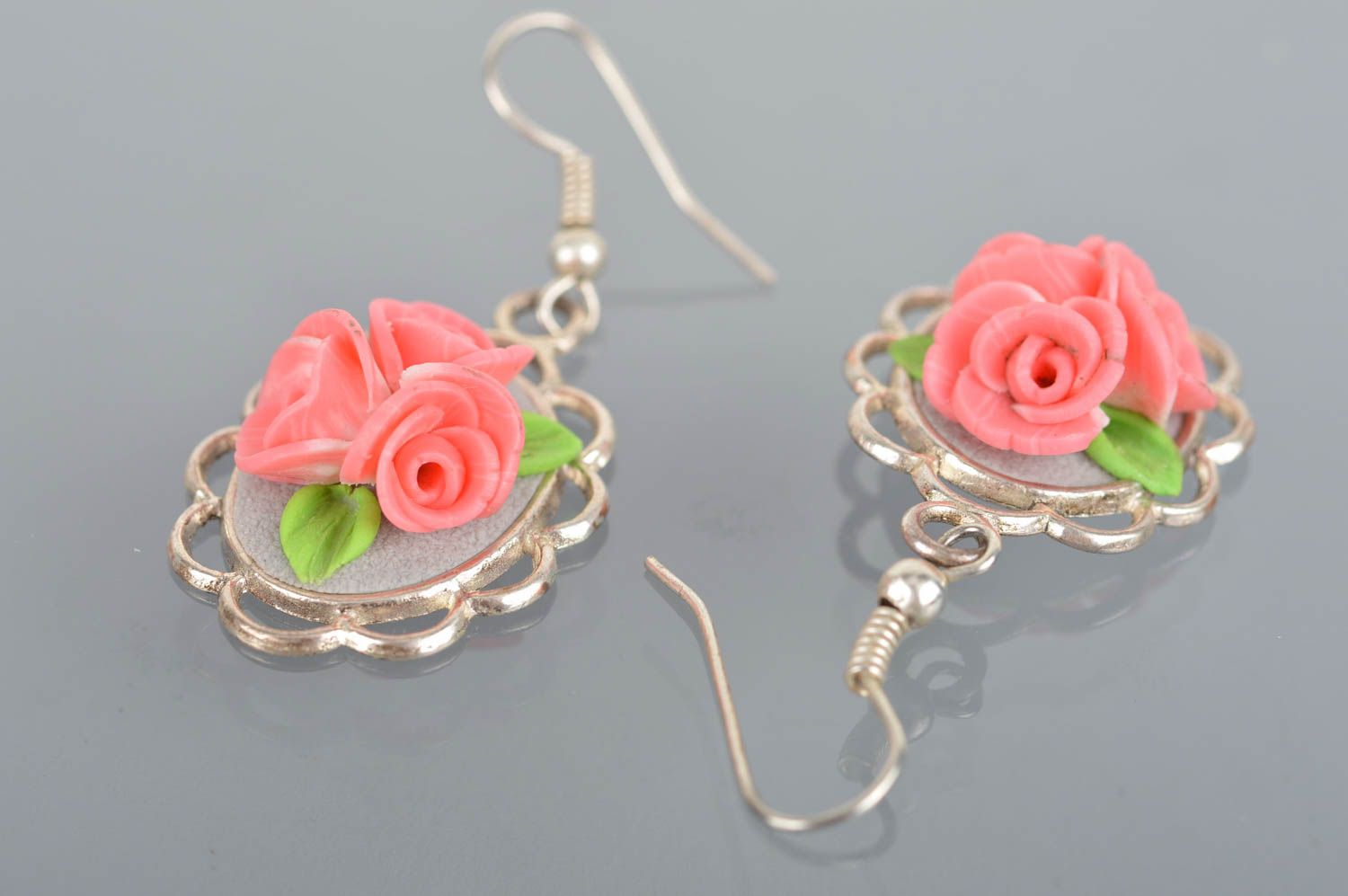 Boucles d'oreilles en pâte polymère avec roses roses faites main ovales photo 5