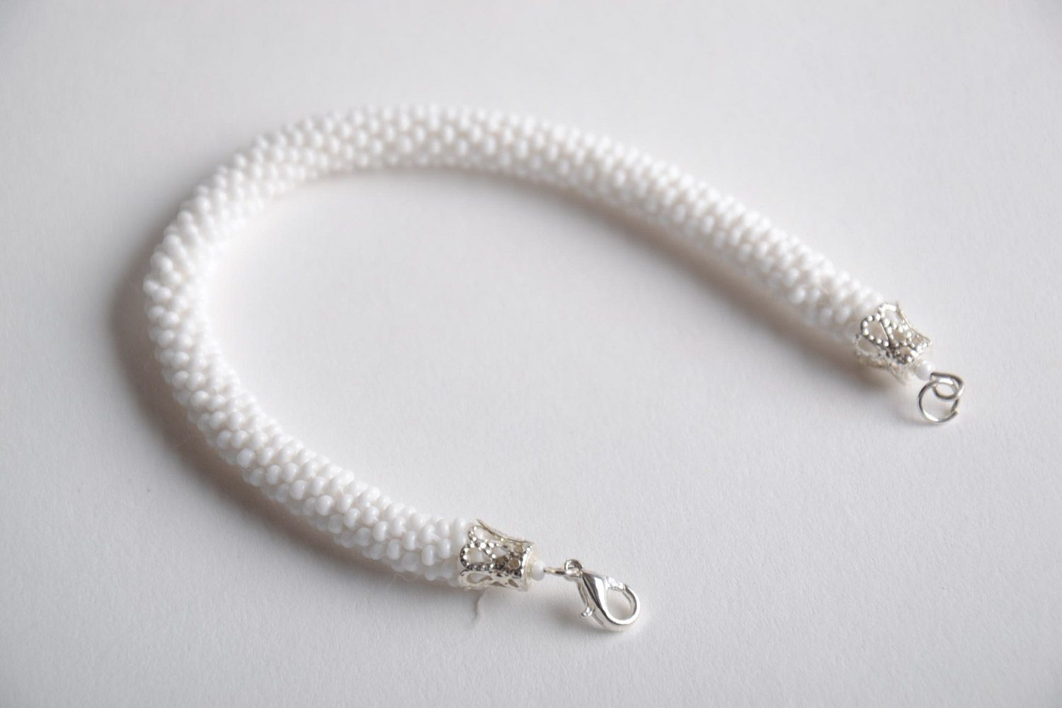 Белый наручный плетеный браслет из бисера ручной работы однотонный нарядный фото 4