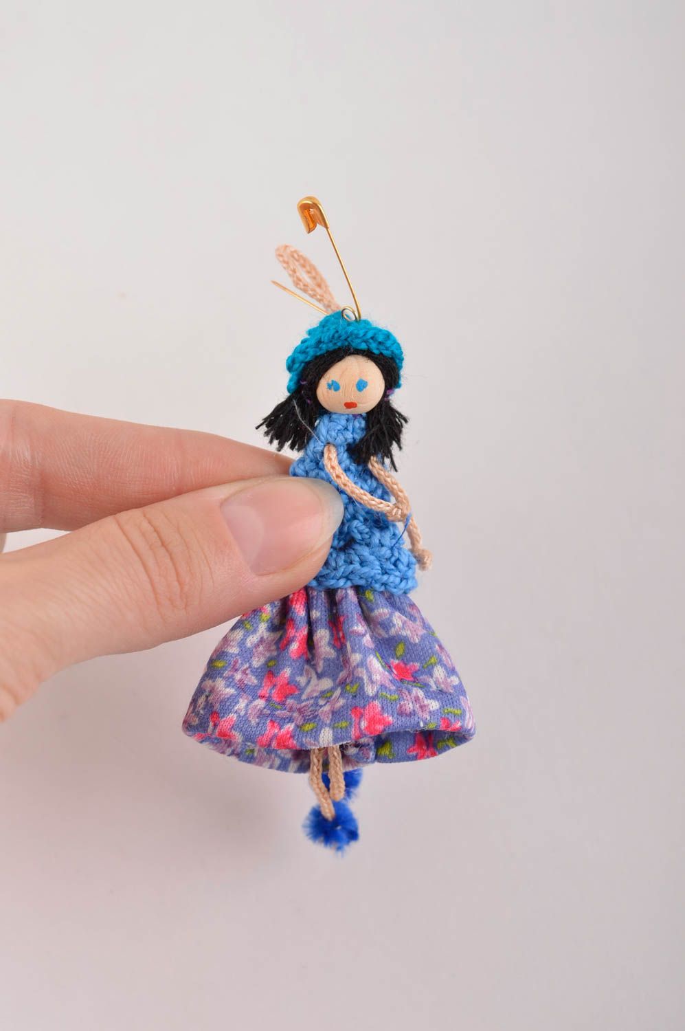 Broche hecho a mano llavero original muñeca con vestido azul accesorio de moda foto 5